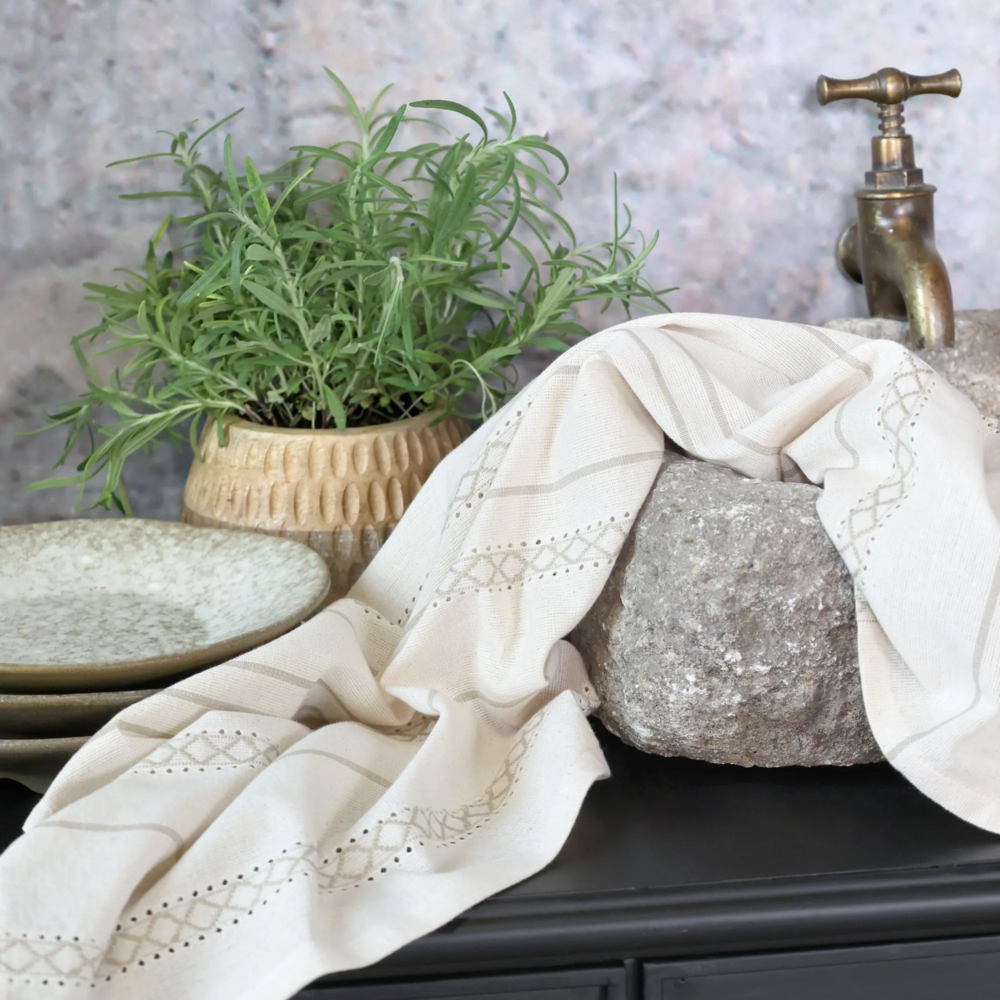 Aix Geschirrtuch mit Lochmuster, 50 × 70 cm von Chic Antique