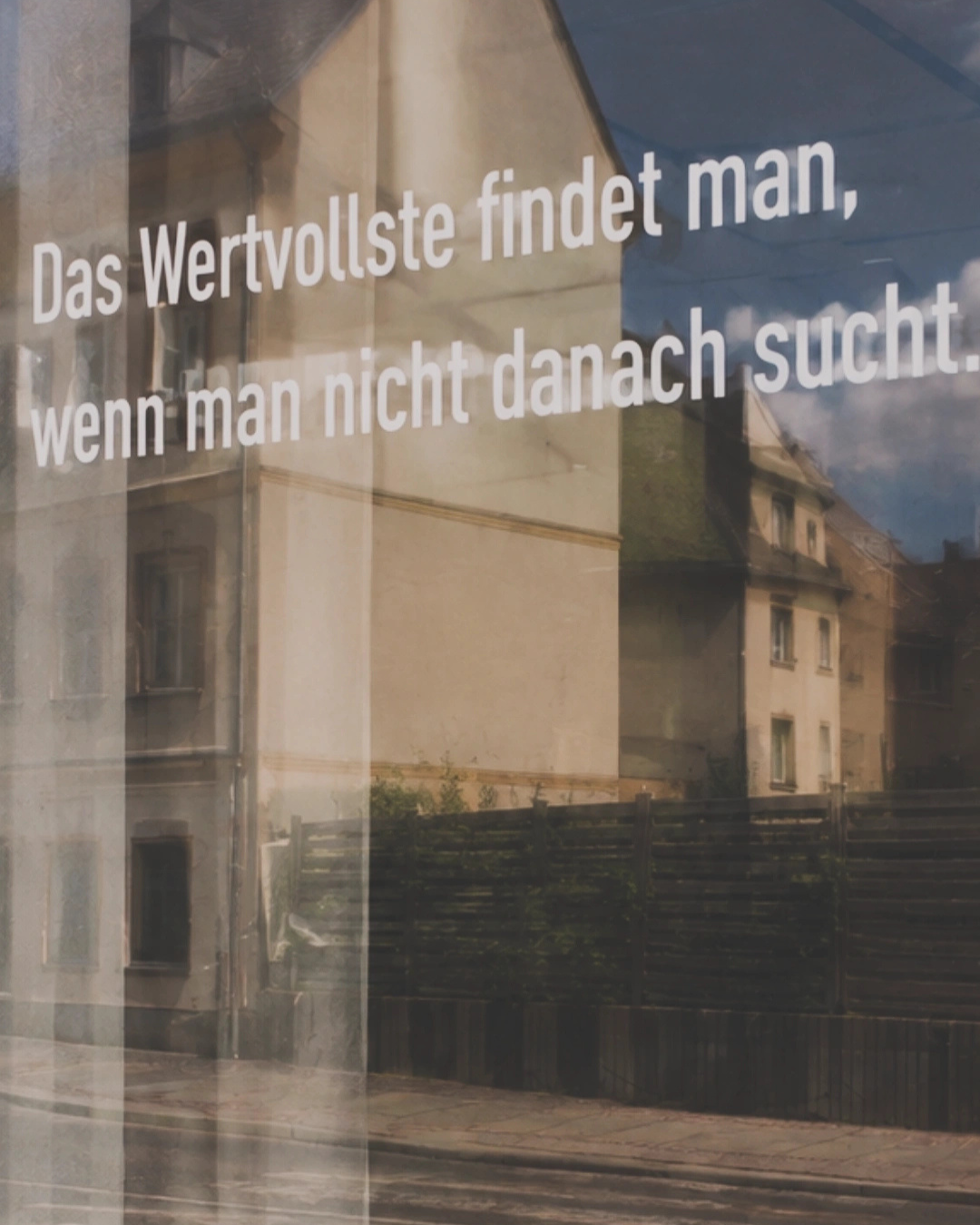 Schaufenster des VAALO Concept Stores in Mittweida mit dem Schriftzug „Das Wertvollste findet man, wenn man nicht danach sucht“
