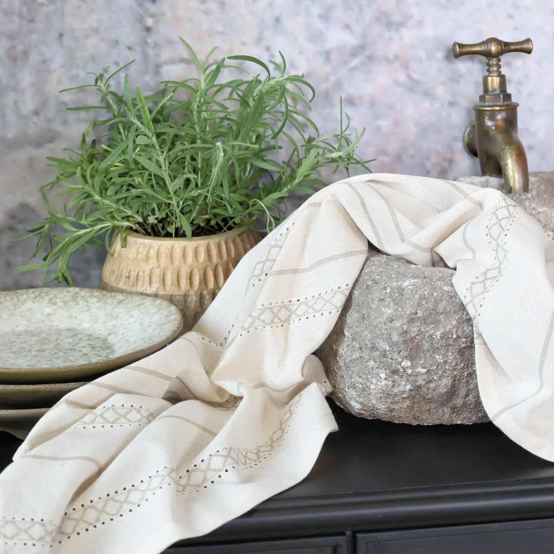 Aix Geschirrtuch mit Lochmuster, 50 × 70 cm von Chic Antique