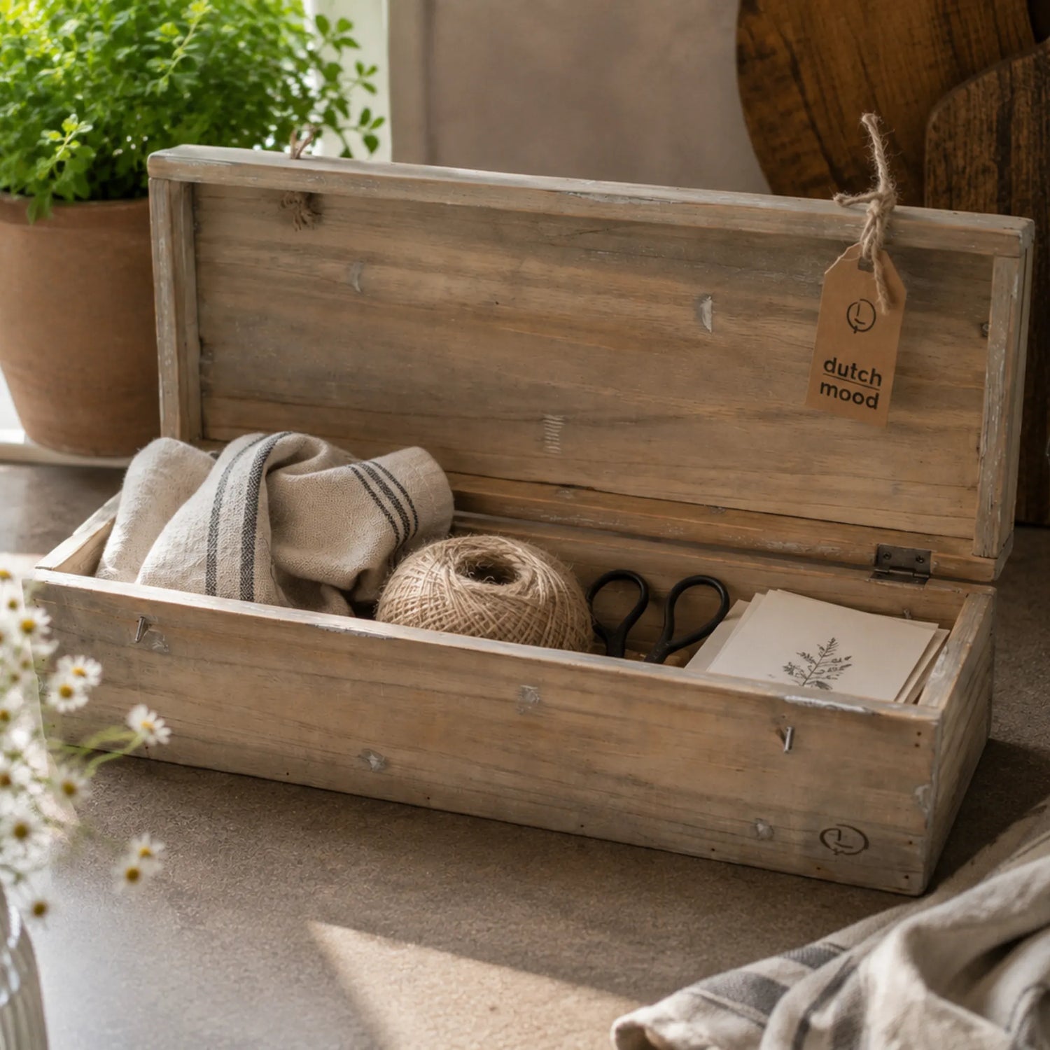 HolzkistemitDeckelundSeilverschlussausNaturholzineinergemuetlichenKuechedekoriert_3