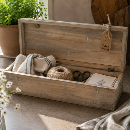 HolzkistemitDeckelundSeilverschlussausNaturholzineinergemuetlichenKuechedekoriert_3
