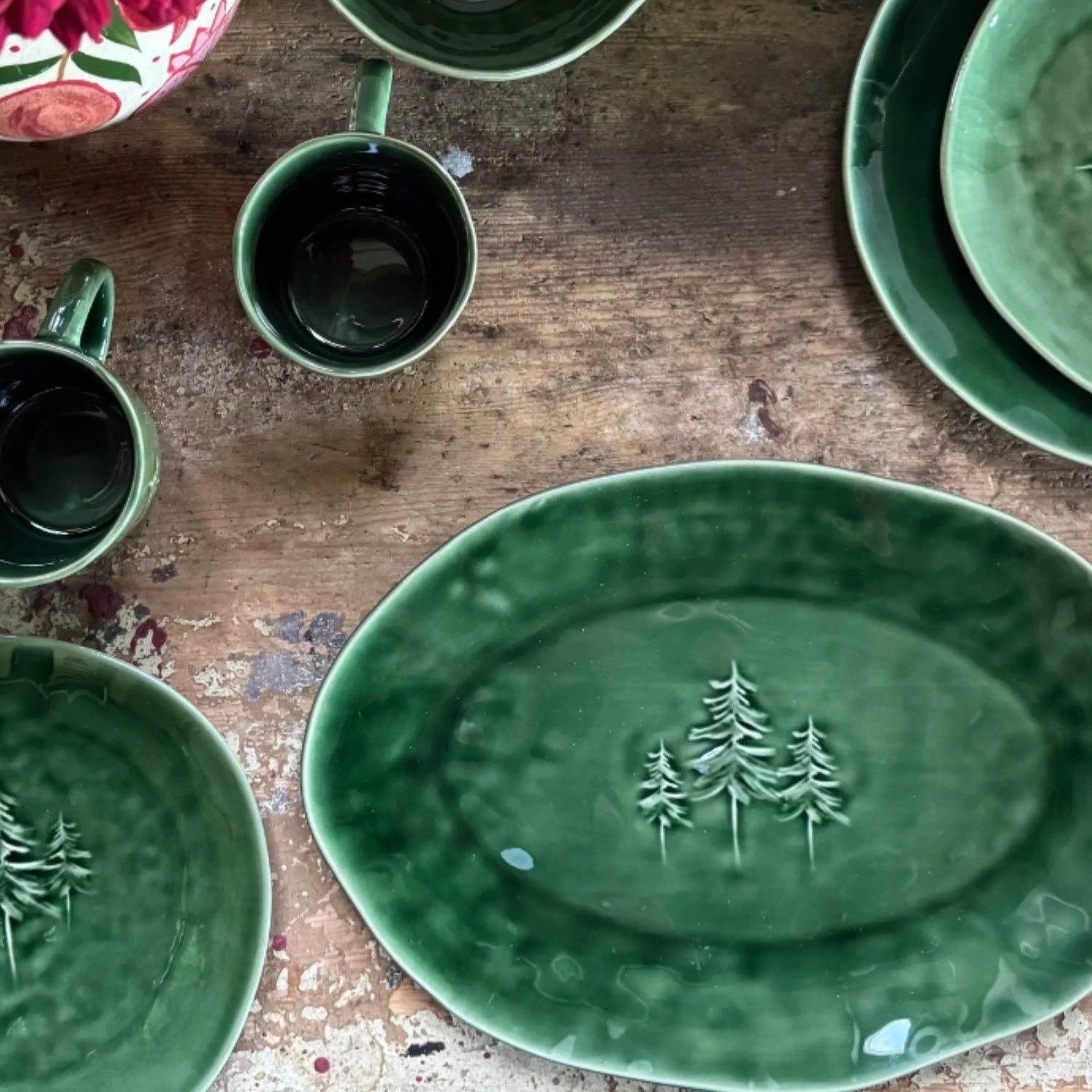 Ovale grüne Miljögården Servierplatte Sylva mit Tannenmotiv aus Steinzeug