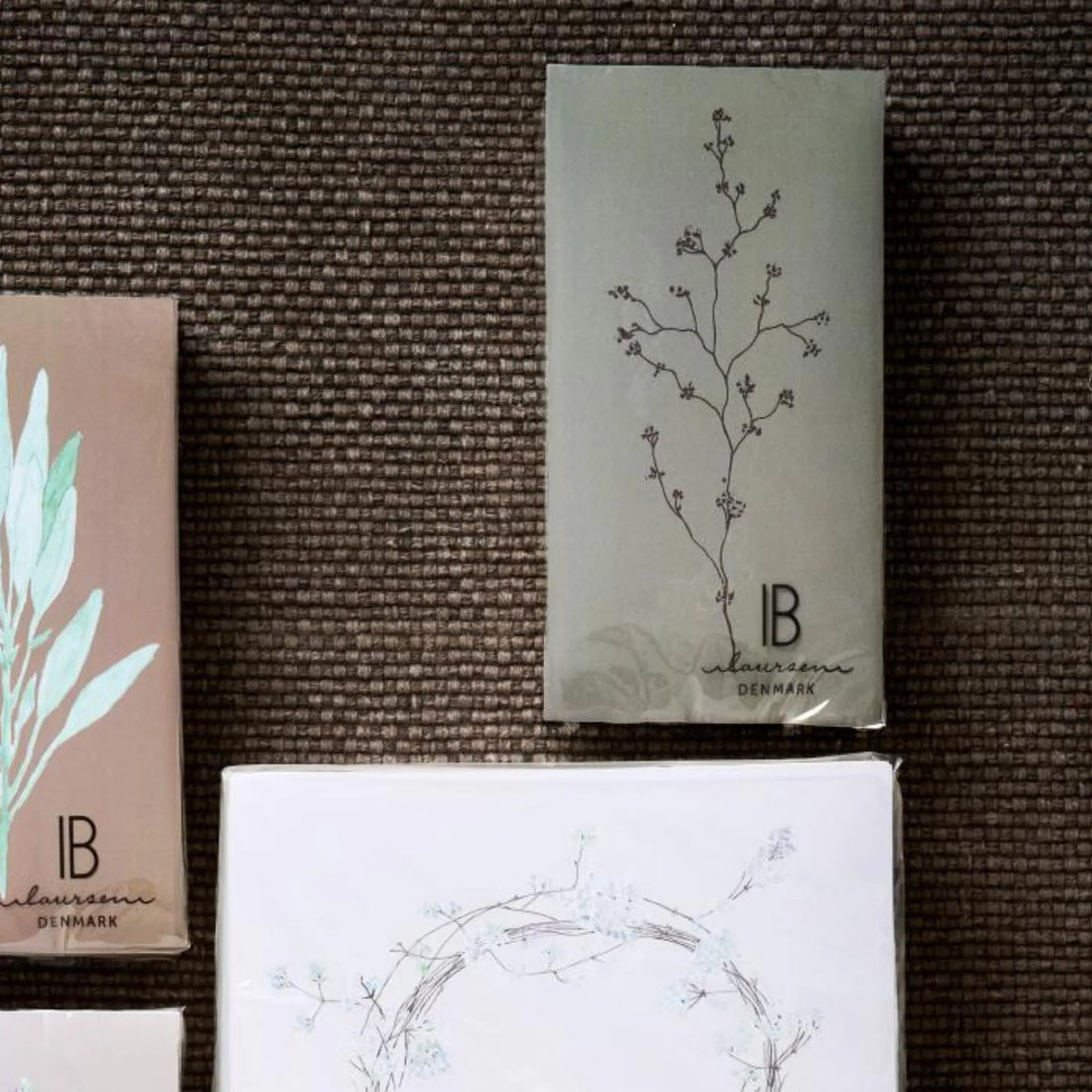 Papier-Servietten von Ib Laursen in Moosgrün mit Blütenzweig-Motiv