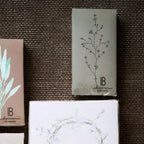 Papier-Servietten von Ib Laursen in Moosgrün mit Blütenzweig-Motiv