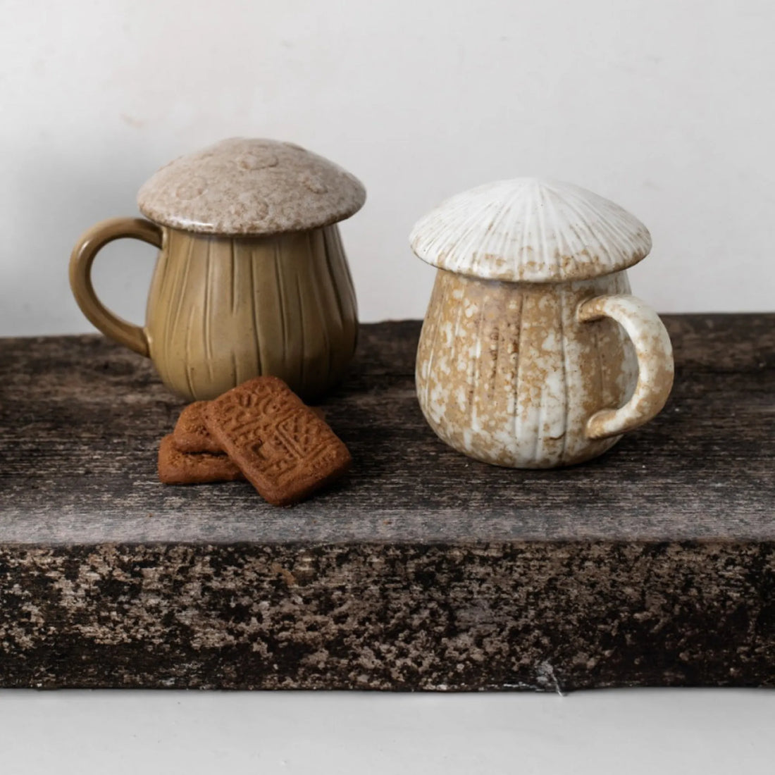 Home Society Tasse mit Deckel in Pilzform aus glasiertem Porzellan in Moosgrün und Beige
