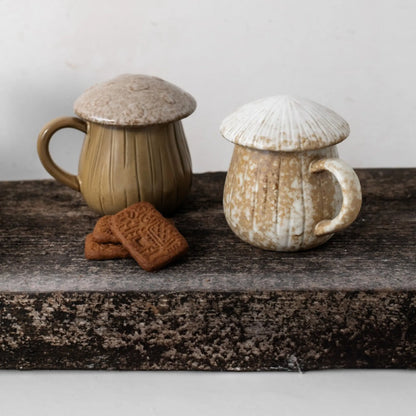 Home Society Tasse mit Deckel in Pilzform aus glasiertem Porzellan in Moosgrün und Beige