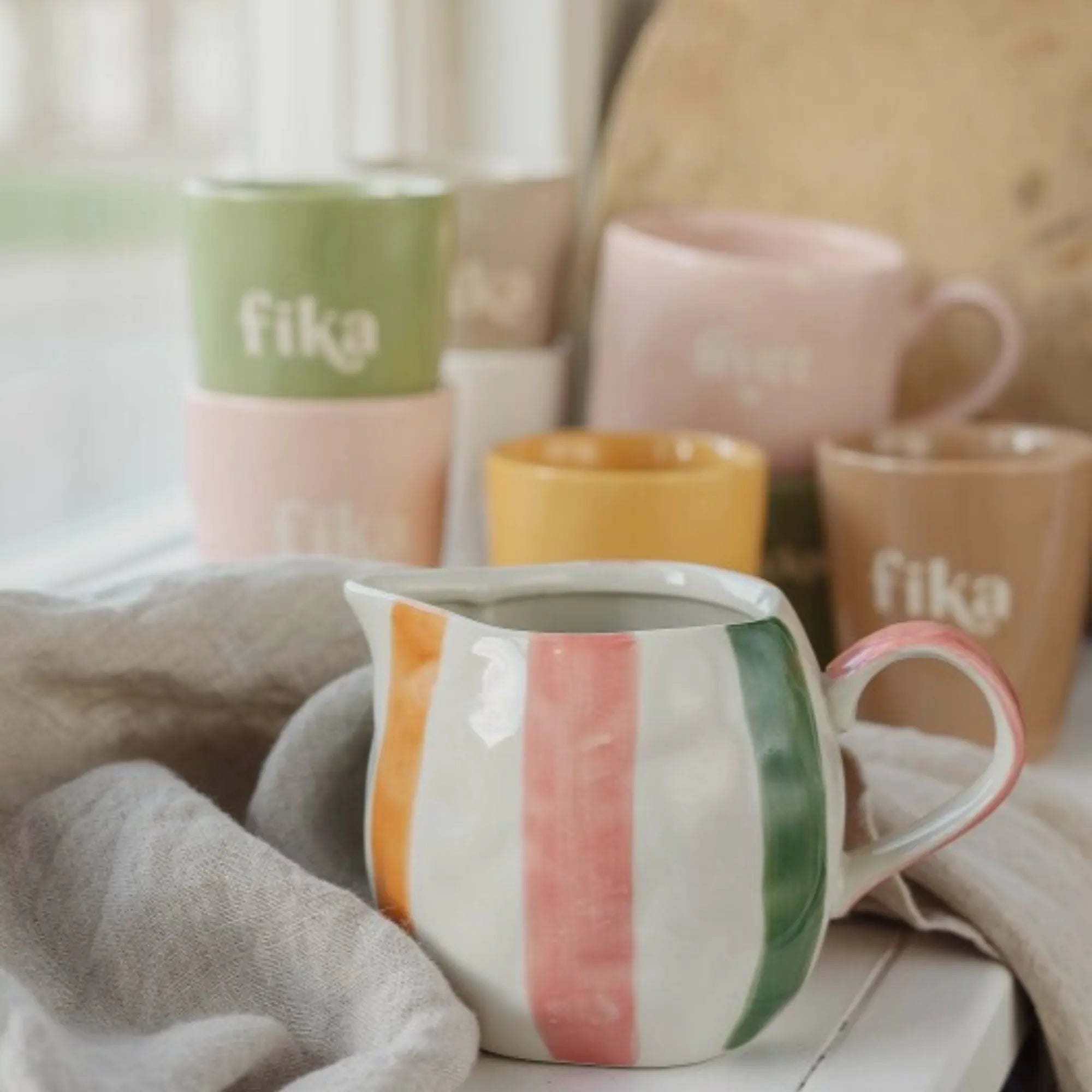 Milchkännchen „Miölkkannal“ 300 ml Keramik bunt gestreift Majas Cottage