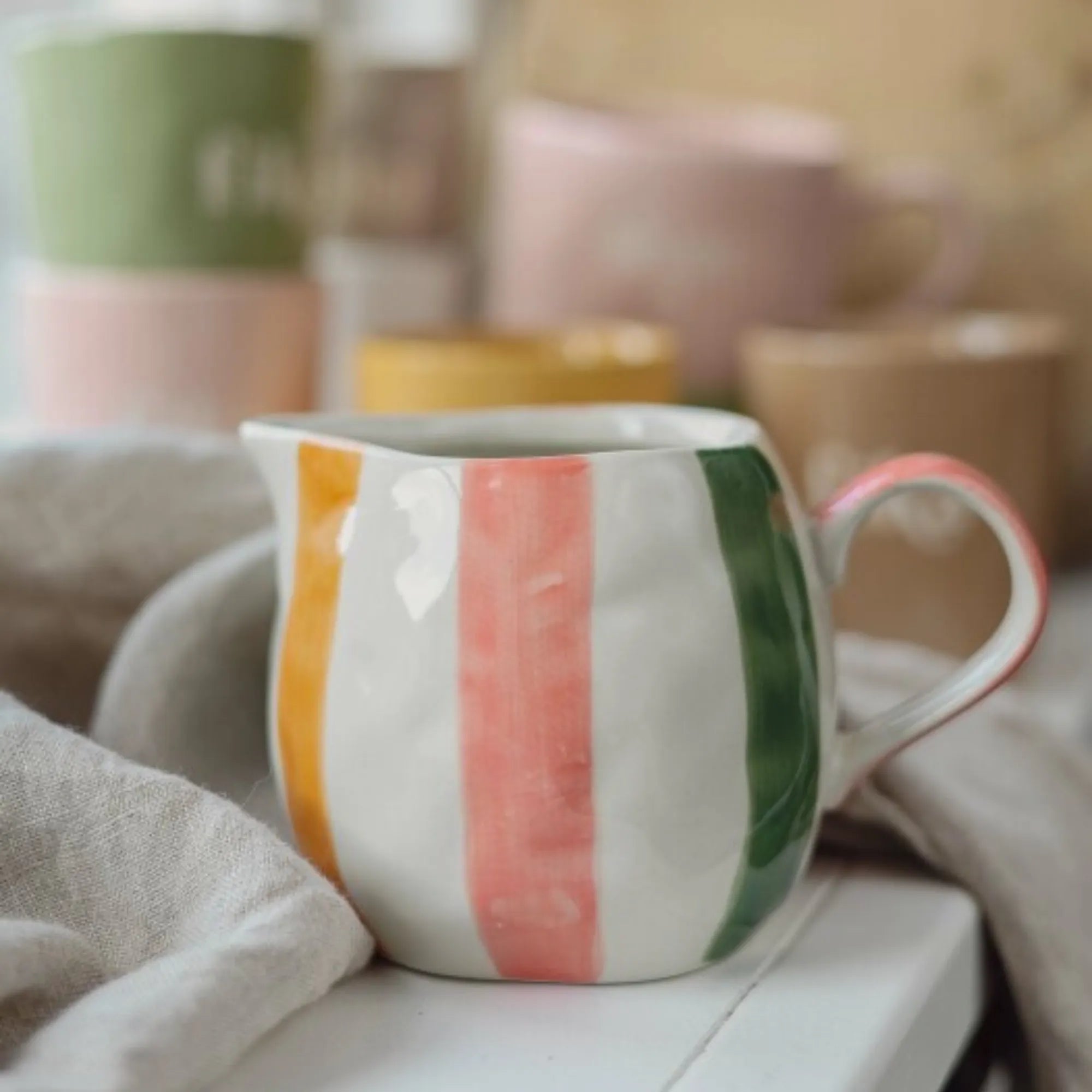Milchkännchen „Miölkkannal“ 300 ml Keramik bunt gestreift Majas Cottage