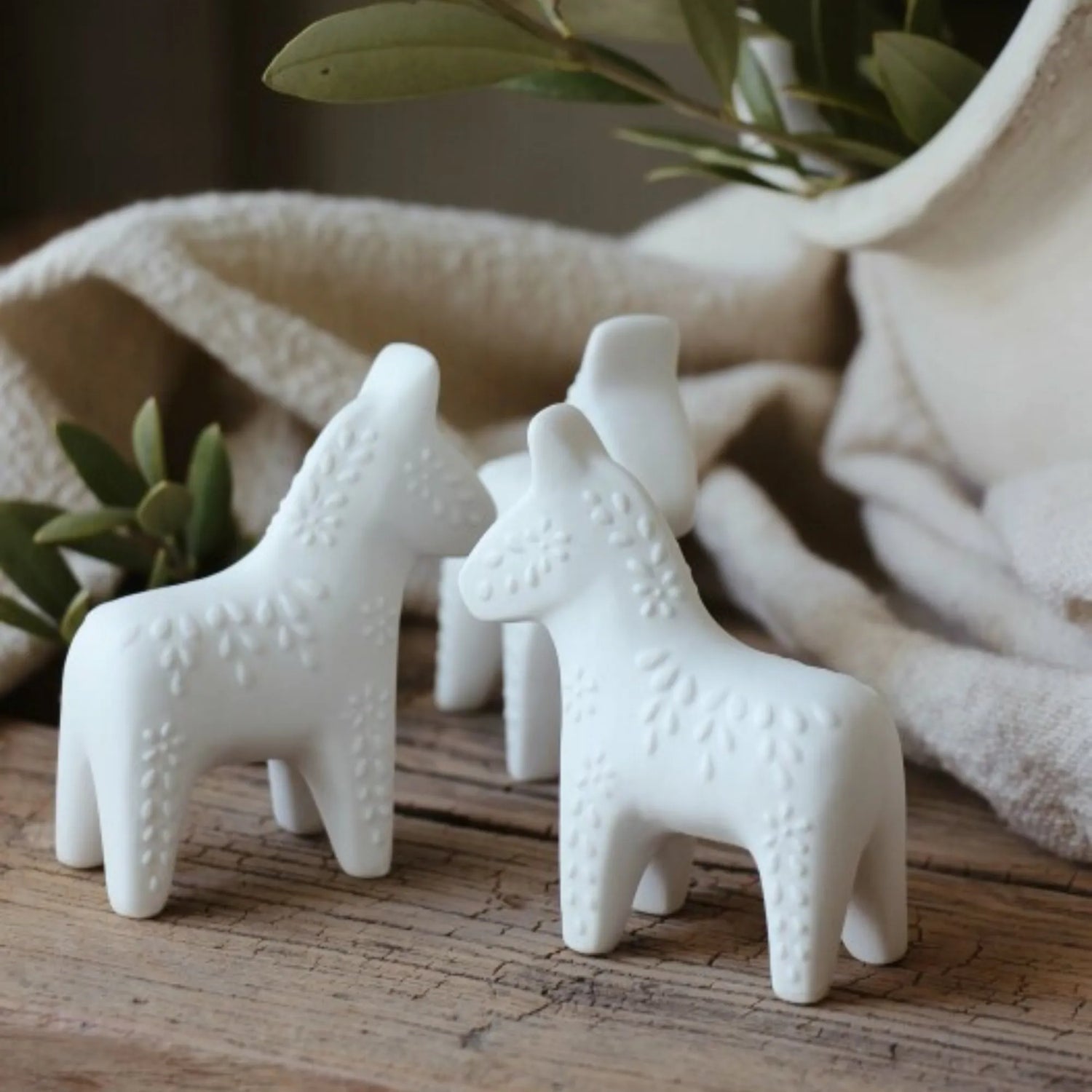 Majas Cottage Glücksfigur „Dalapferd“ aus Keramik in Geschenkbox
