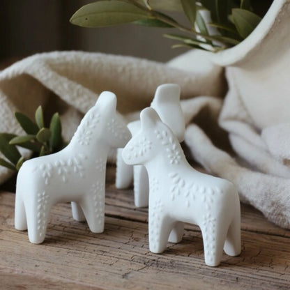 Majas Cottage Glücksfigur „Dalapferd“ aus Keramik in Geschenkbox