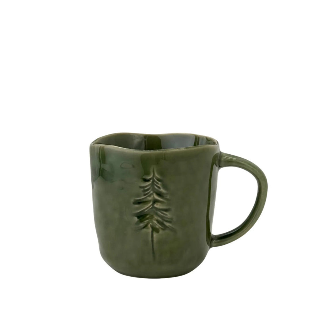 Grüne Tasse Sylva von Miljögården mit Tannenmotiv und reaktiver Glasur