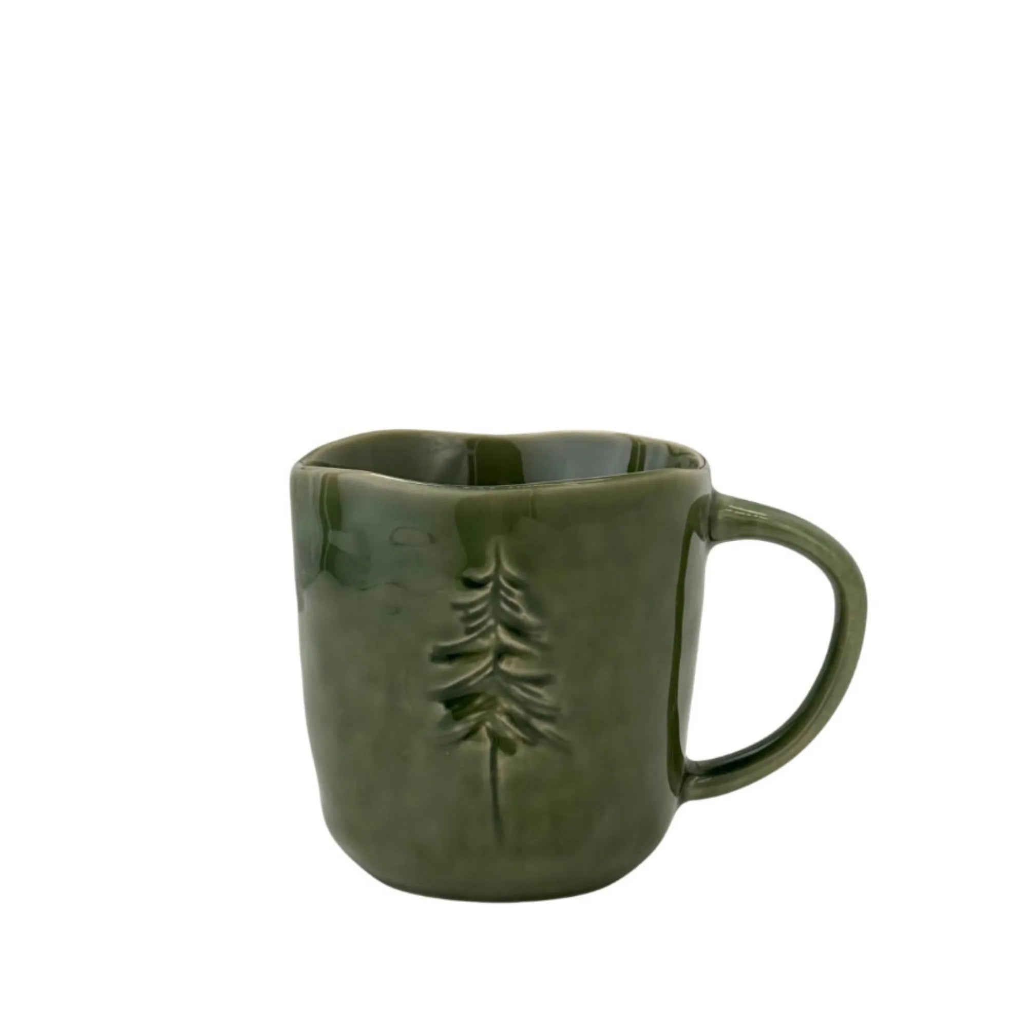 Grüne Tasse Sylva von Miljögården mit Tannenmotiv und reaktiver Glasur