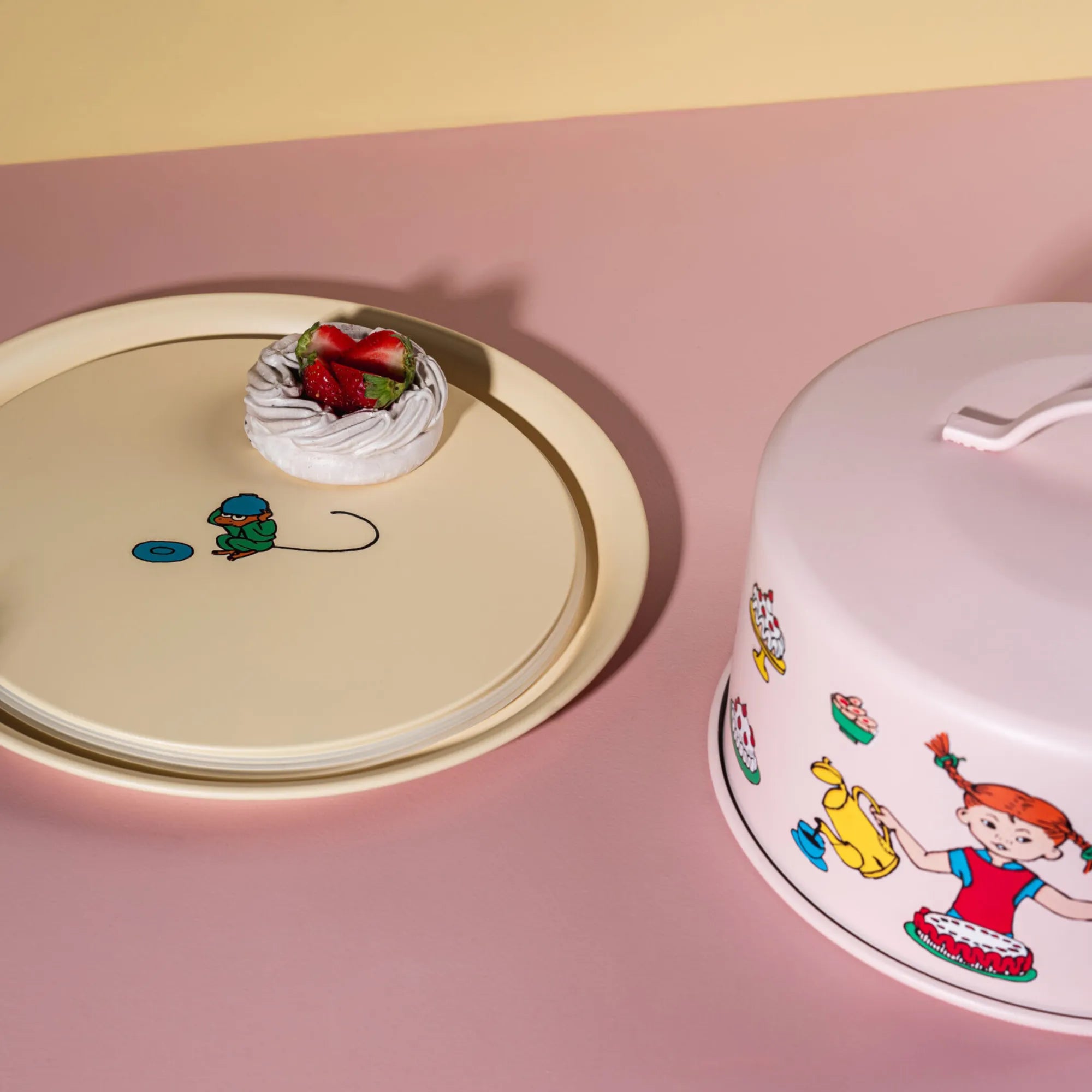 Muurla Pippi Langstrumpf Tortenplatte „Geburtstag“ mit Haube rosa Ø 28,5 cm