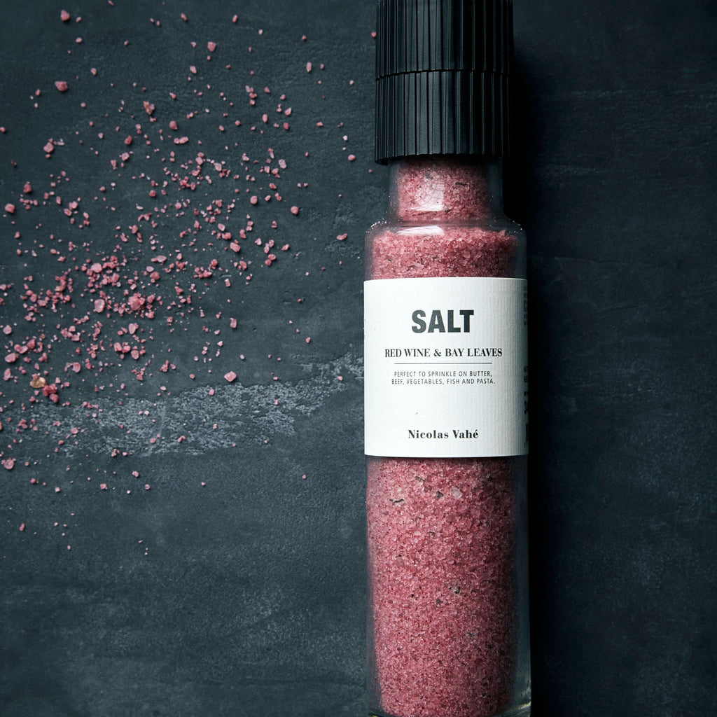 Meersalz 88%, Maisstärke, Rotwein (enthält Sulfit) 4%, Aroma, Hibiskuspulver, Lorbeerblättern-Mix.